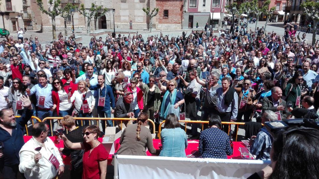 Momento del brindis en la Plaza Mayor de Toro