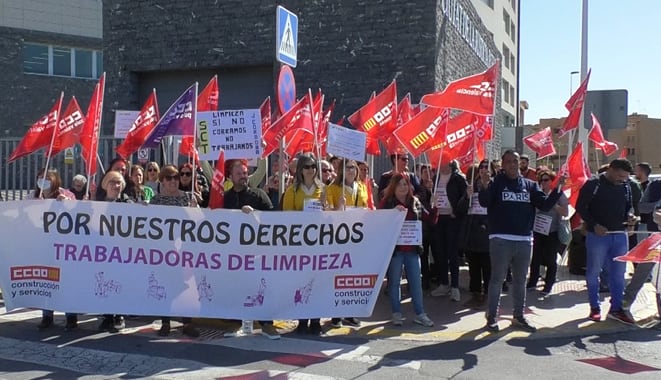 Protesta de las trabajadoras de SCT ACVA Y JCórdoba Soluciones en los Juzgados de Elche