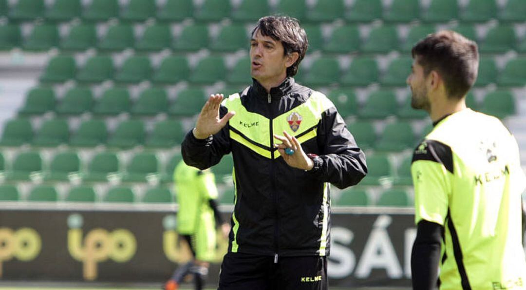 Pacheta en un entrenamiento del Elche, junto a Manu, que será titular