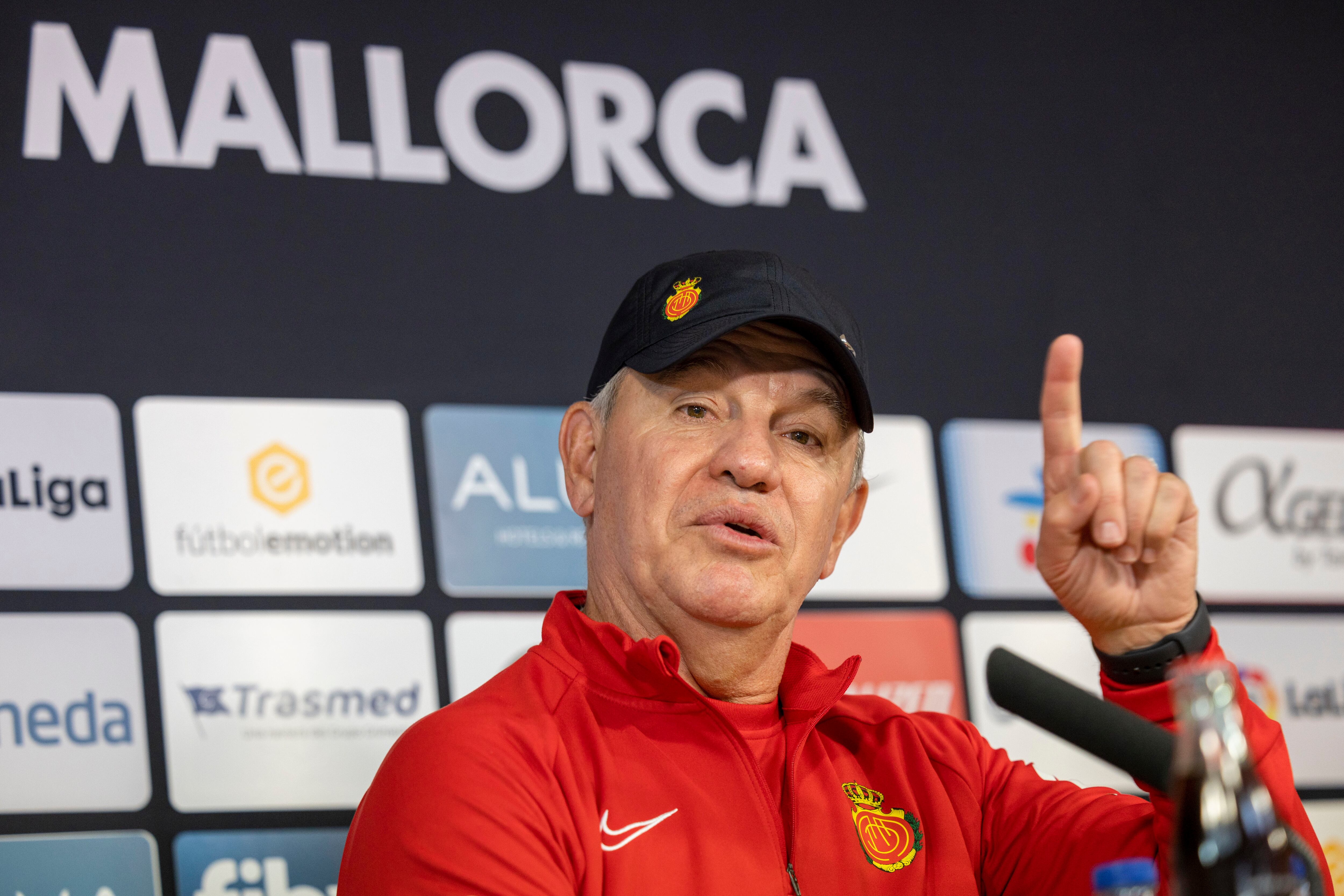 GRAF6068. PALMA DE MALLORCA, 08/04/2022.- El entrenador del Real Mallorca, Javier Aguirre, comparece ante la prensa en la víspera del partido ante el Atlético de Madrid, correspondiente a la jornada 31 de LaLiga. EFE/ Cati Cladera