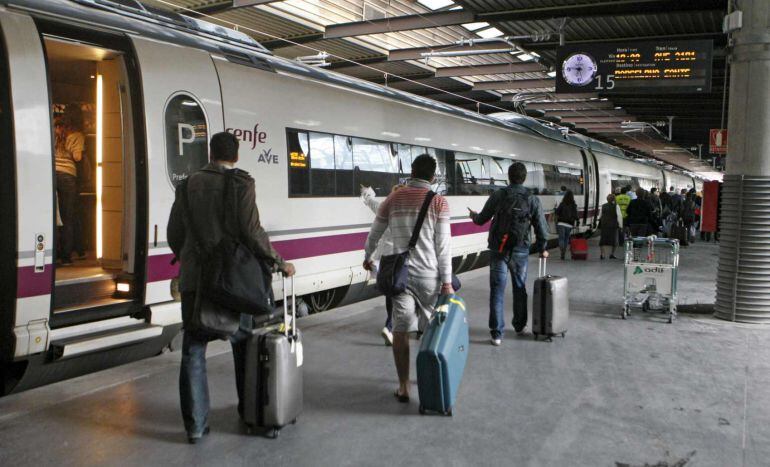 Viajeros a punto de subir a un tren de alta velocidad de Renfe