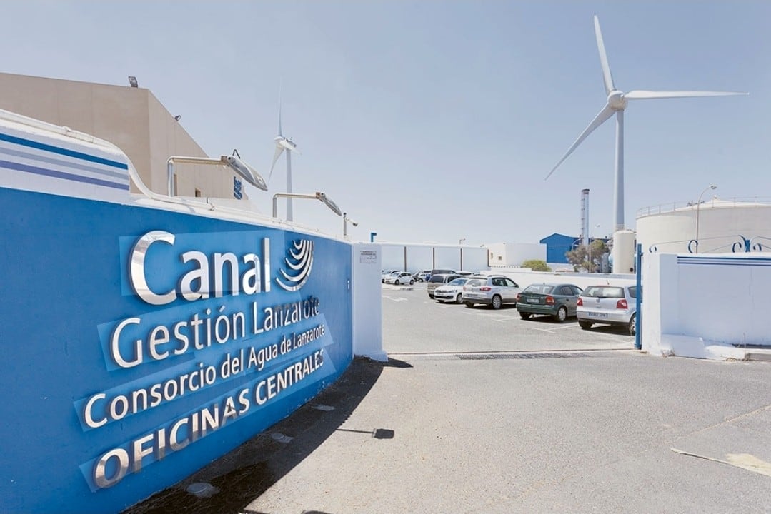 Entrada a la central de desalación 'Díaz Rijo' en Arrecife, Lanzarote.