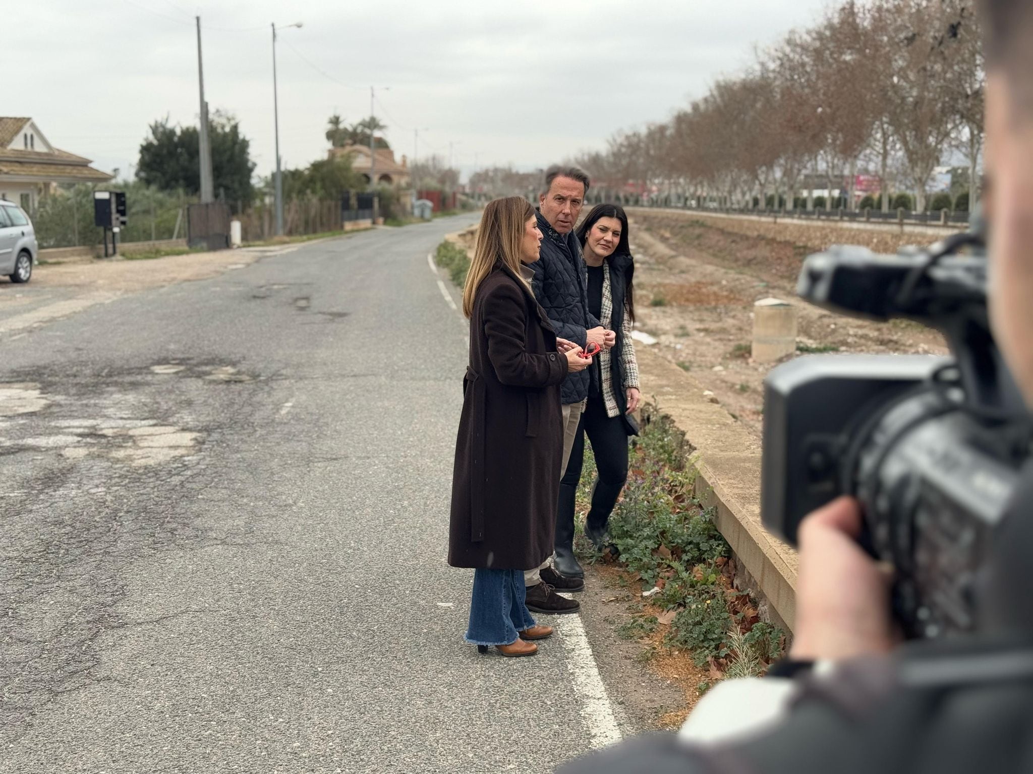 Rosa María Medina, concejala de Desarrollo Local, Fulgencio Gil, alcalde de Lorca y María Hernández, edil de Urbanismo en la rambla de Tiata