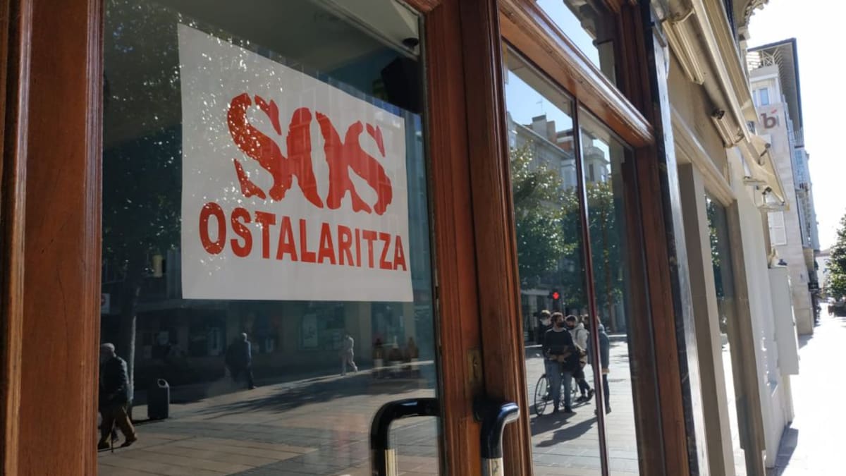 Bares y clientes se adaptan a la norma: cafés para llevar sólo bajo pedido previo y con comida