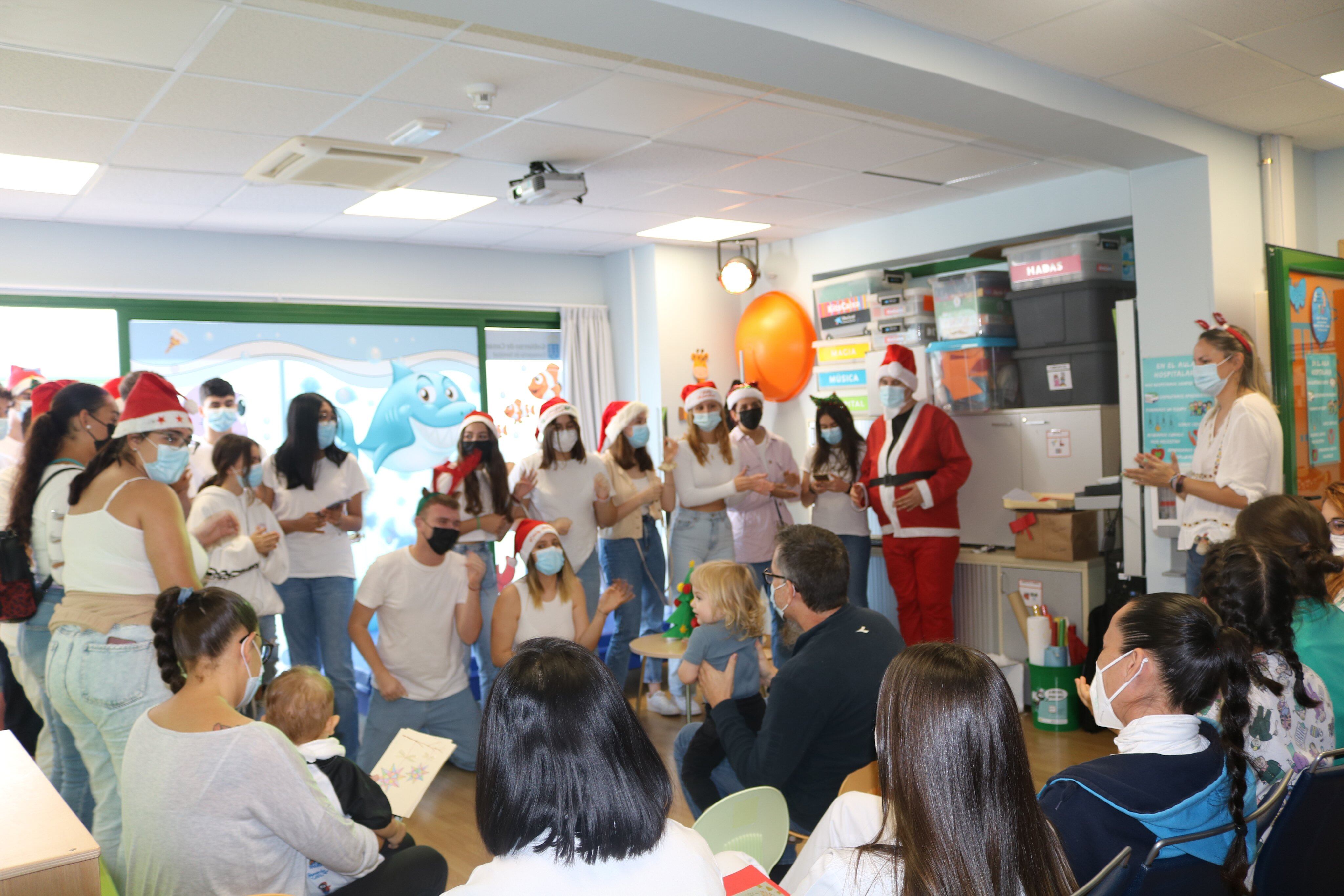 Alumnos de 1º de Bachillerato del IES Playa Honda amenizando a los niños ingresados en hospital Molina Orosa.