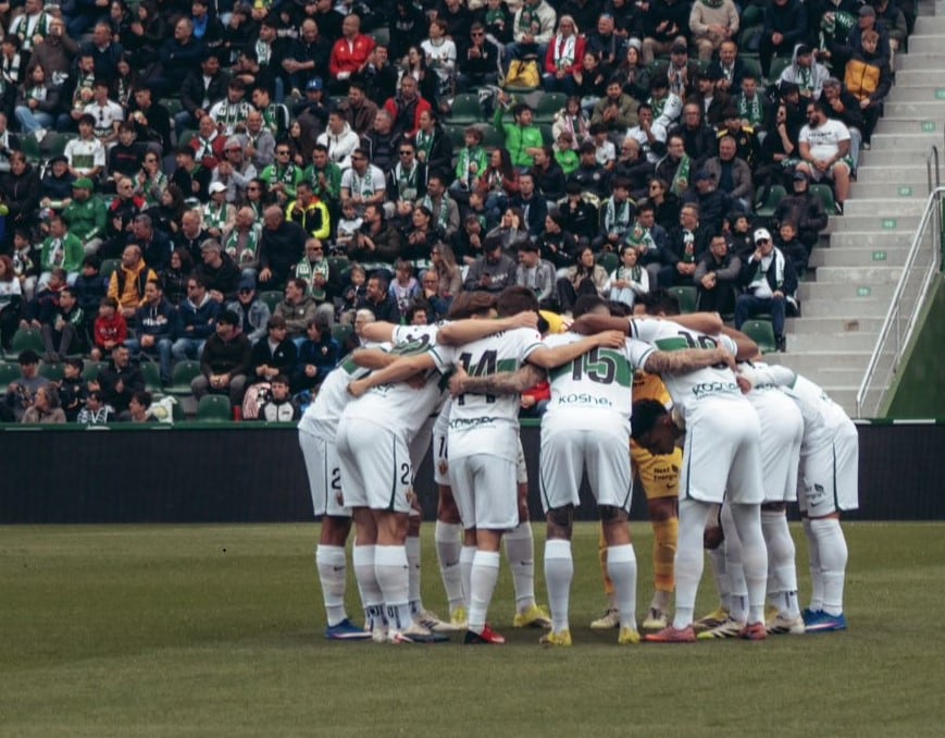 Los jugadores del Elche CF se conjuran antes del partido ante el Mallorca