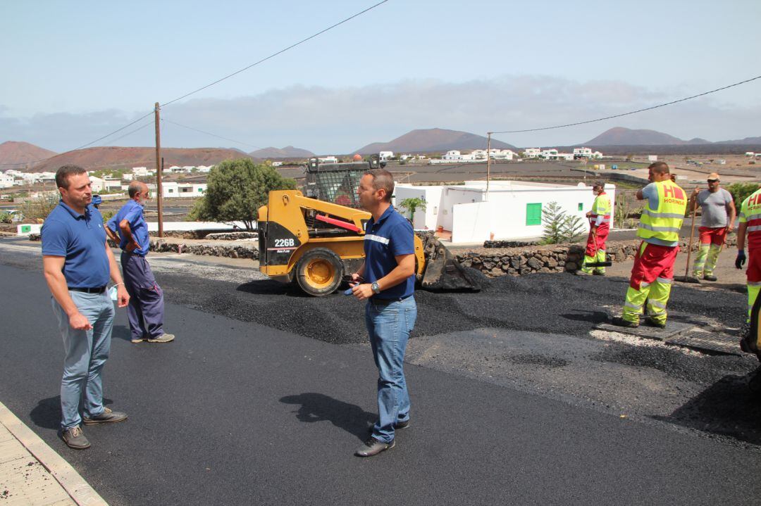 El alcalde de Yaiza, Óscar Noda, y el concejal de Obras Públicas, Jonathan Lemes observando los trabajos de reasfaltado. 