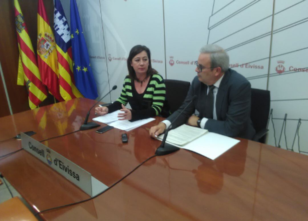 Armengol junto con el presidente del Consell de Ibiza, Vicent Torres