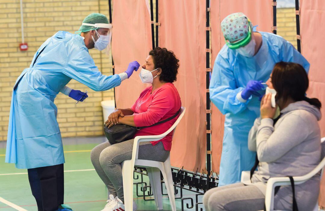 Personal del Servicio Andaluz de Salud realizan test rápidos a vecinos de la localidad sevillana de Utrera 