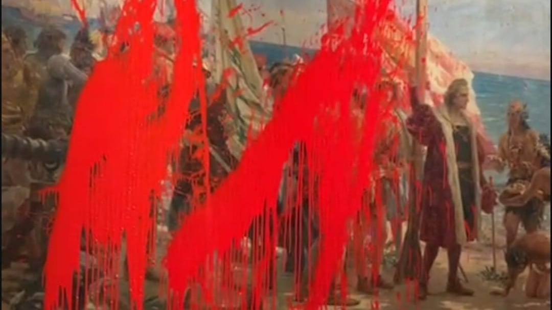 Activistas vandalizan un cuadro en el Museo Naval