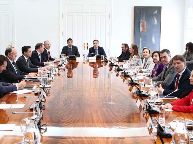 El presidente del Gobierno, Pedro Sánchez, durante la reunión que ha mantenido con los representantes de la industria de defensa, en la que también ha participado la ministra de Defensa, Margarita Robles. Pool Moncloa/Fernando Calvo.