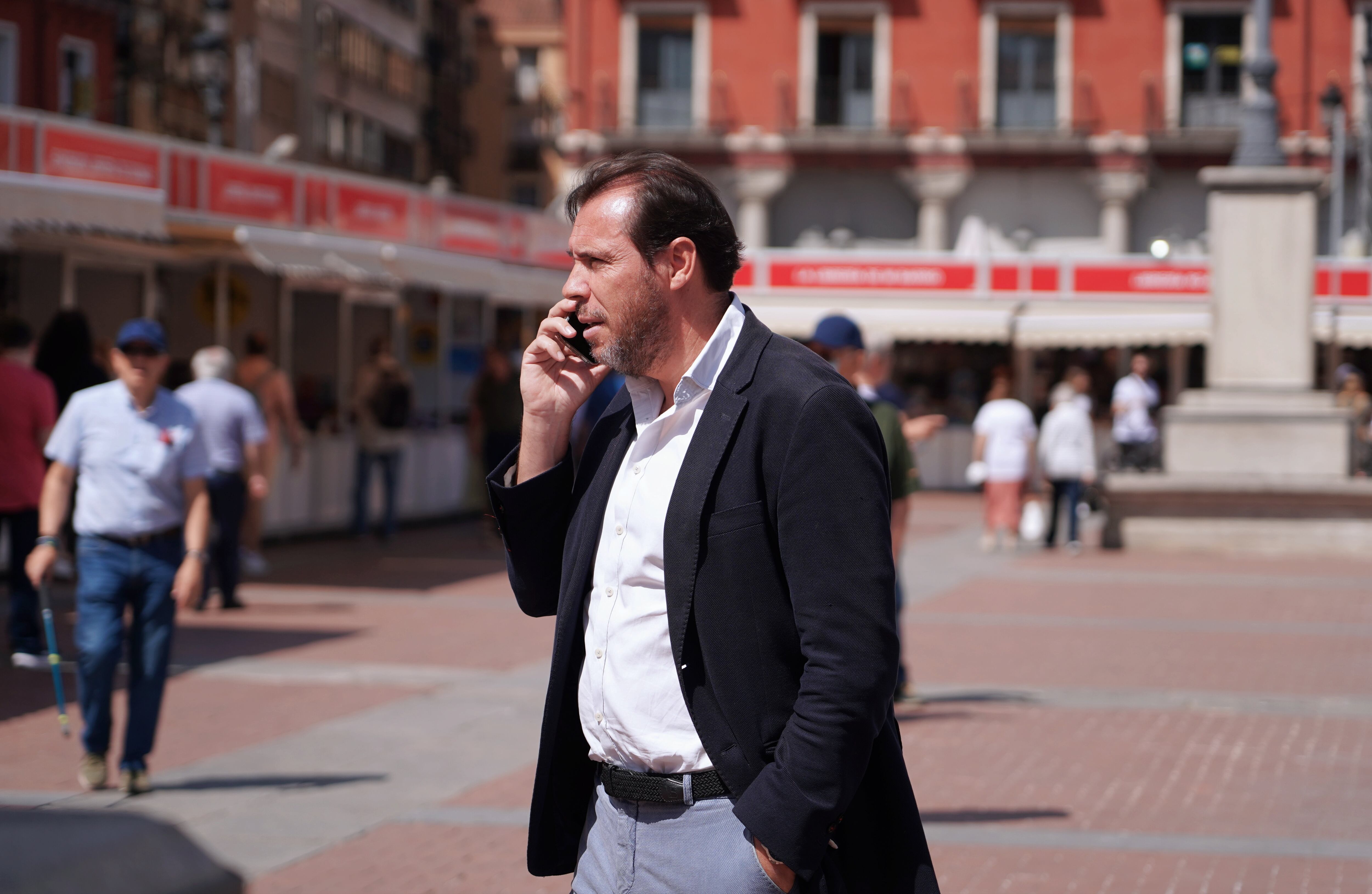 Óscar Puente habla por teléfono en la plaza Mayor