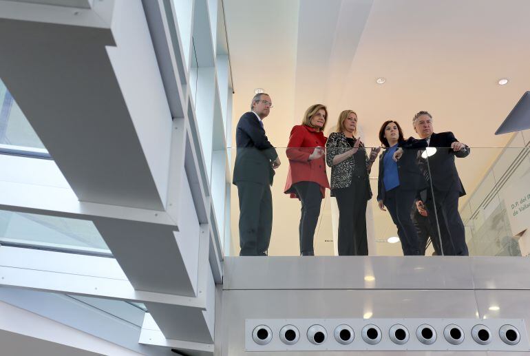 La vicepresidenta del Gobierno, Soraya Sáenz de Santamaría; y la ministra de Empleo, Fátima Báñez, asisten a la inauguración de la nueva sede de la Dirección Provincial de la Seguridad Social en Valladolid  
 