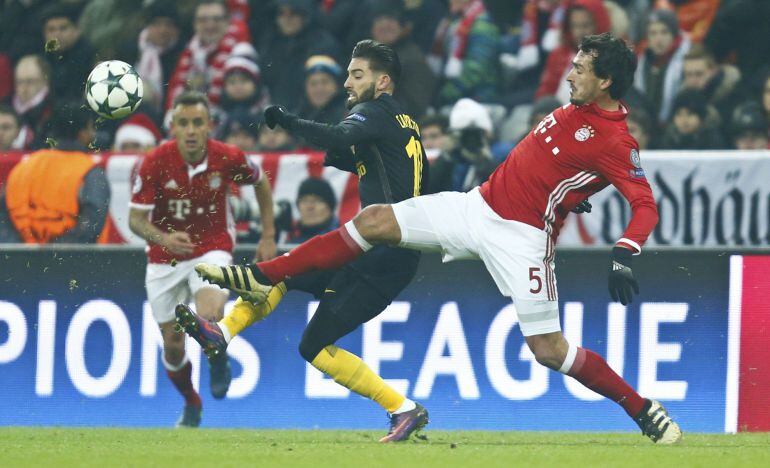 Carrasco intenta pelear un balón en el partido de la Champions entre el Bayern y el Atlético.