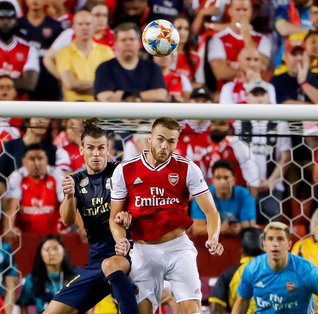 Bale y Chambers buscan un balón durante el amistoso