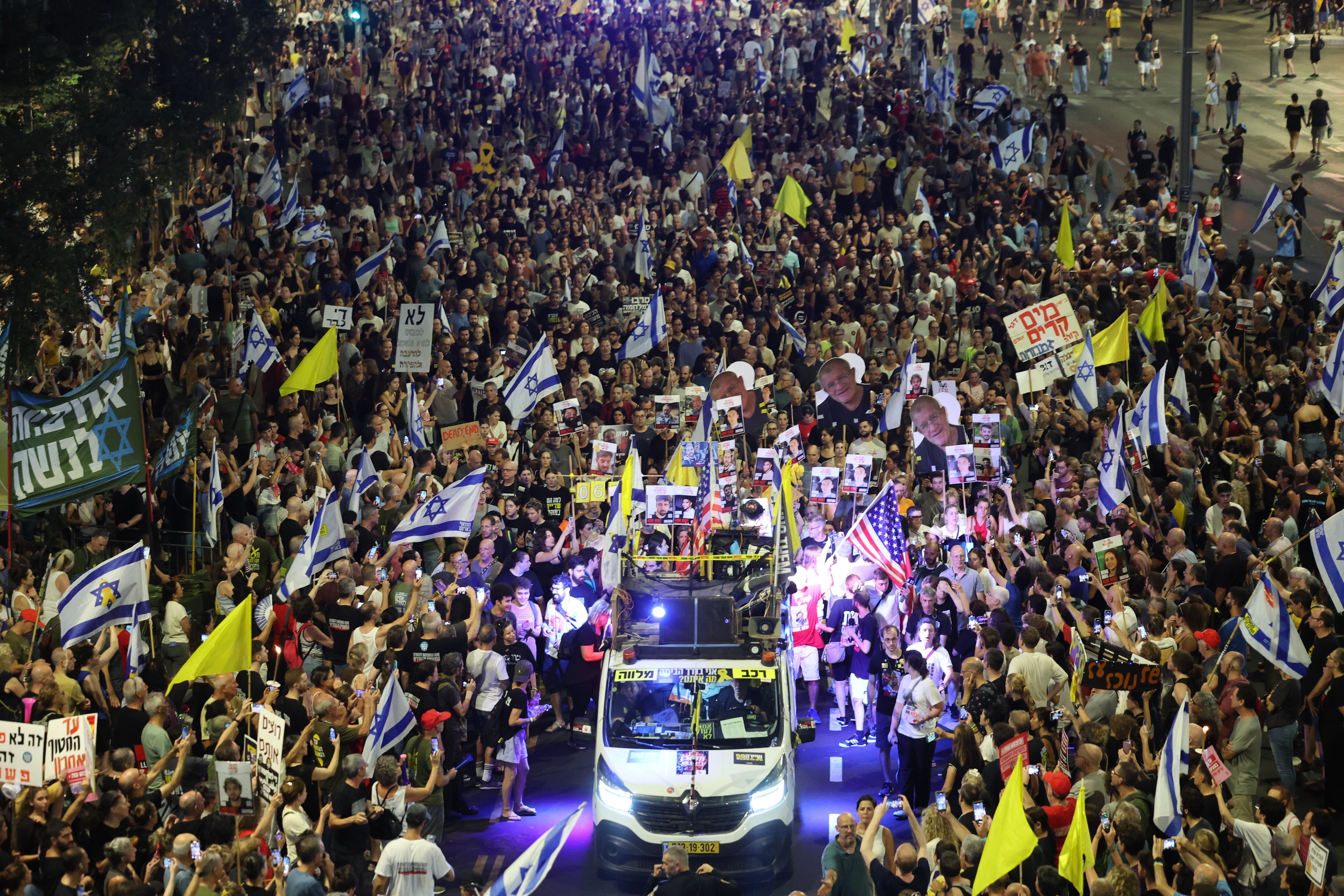 Los familiares de rehenes y una multitud de israelíes protestan en Tel Aviv y piden la liberación de sus allegados, así como un alto el fuego entre Israel y Hamás.
