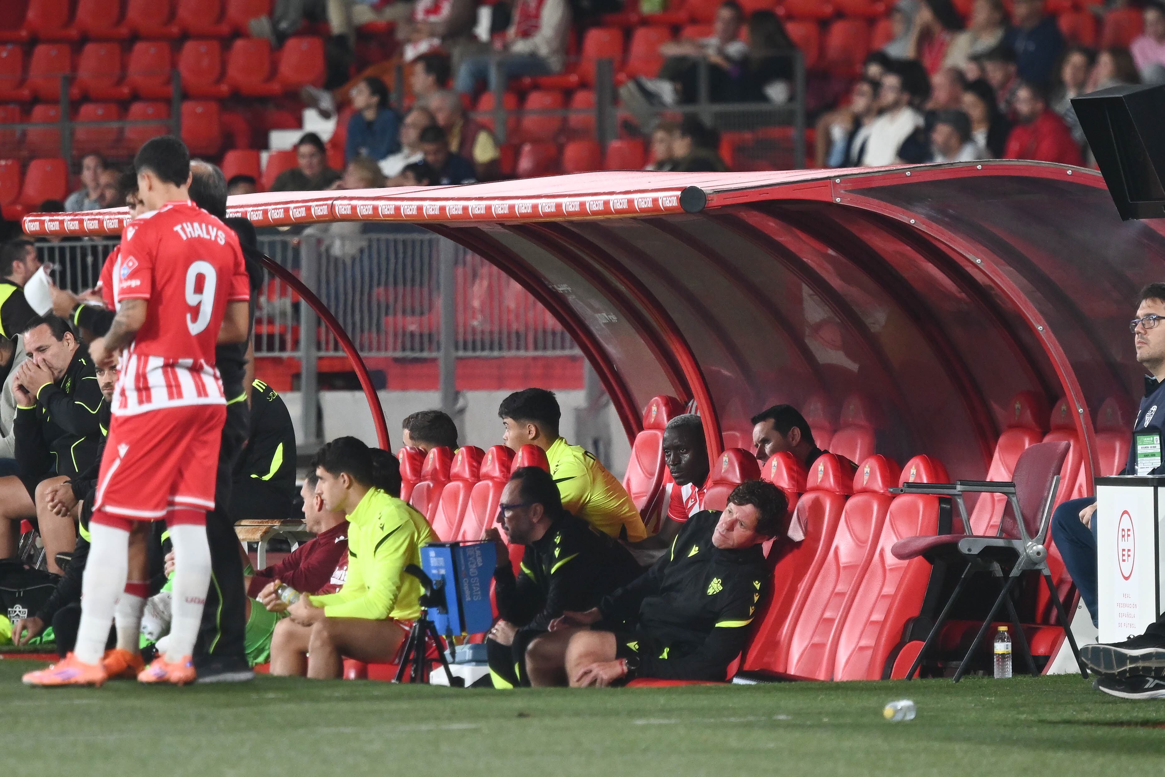 La cara de enfado de Lopy en el banquillo después de ser cambiado por Gui Guedes.