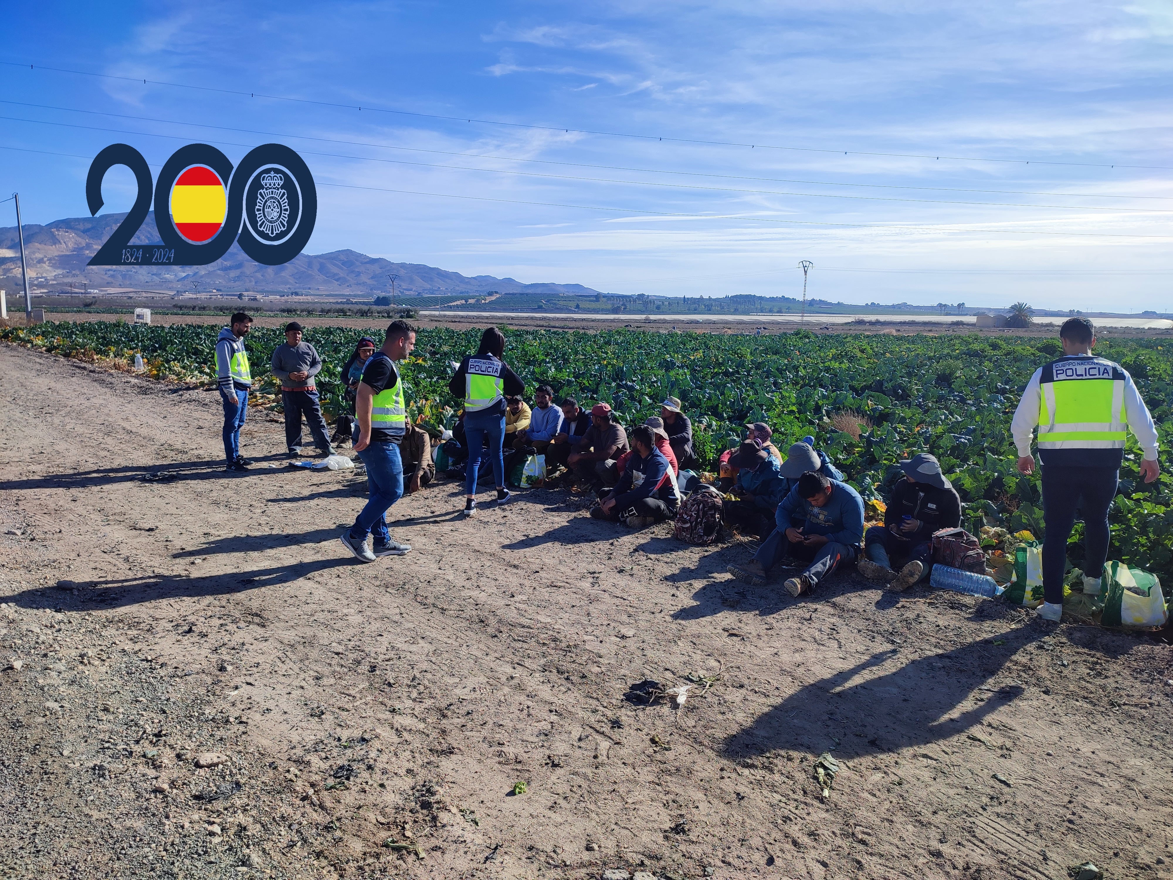 Agentes de la Policía Nacional han llevado a cabo las detenciones en dos explotaciones agrícolas situadas en las localidades de Alhama de Murcia y La Hoya en Lorca.