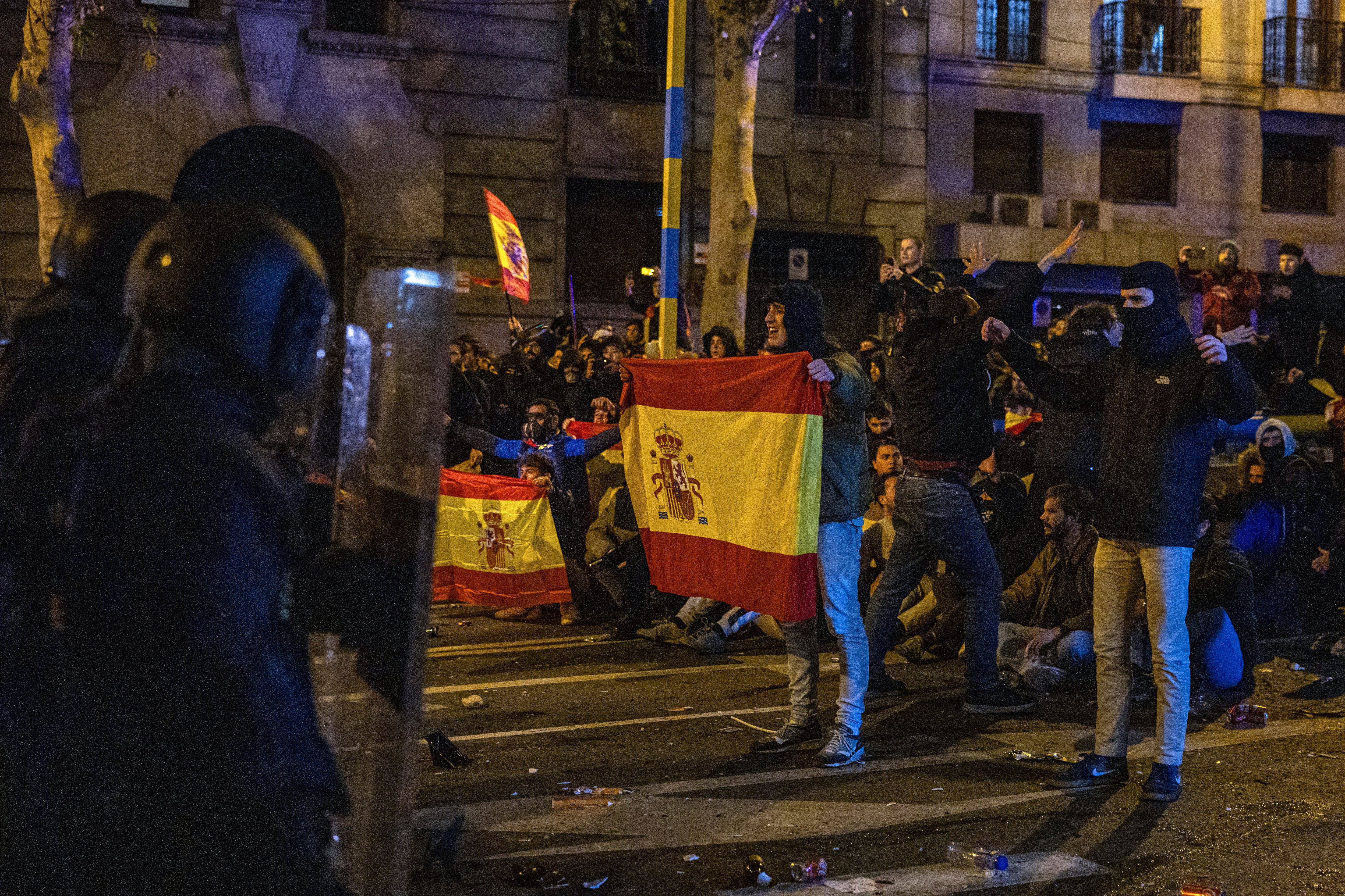 Altercados tras la manifestación convocada contra la amnistía, este martes frente a la sede del PSOE en Ferraz, en Madrid.