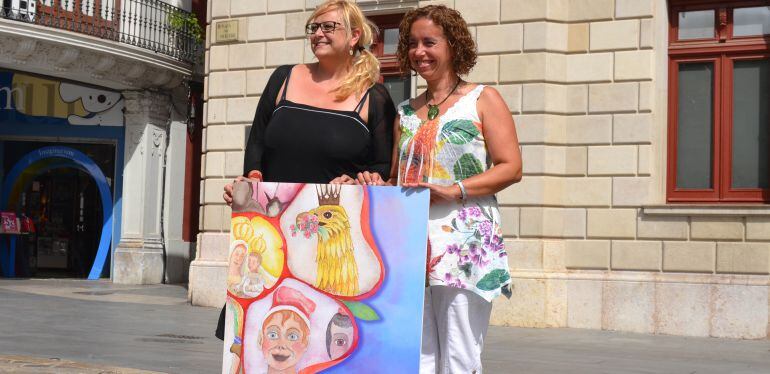 Mercè Bessó (dreta), autora del cartell d'enguany, acompanyada de la regidora de cultura, Montserrat Caelles.