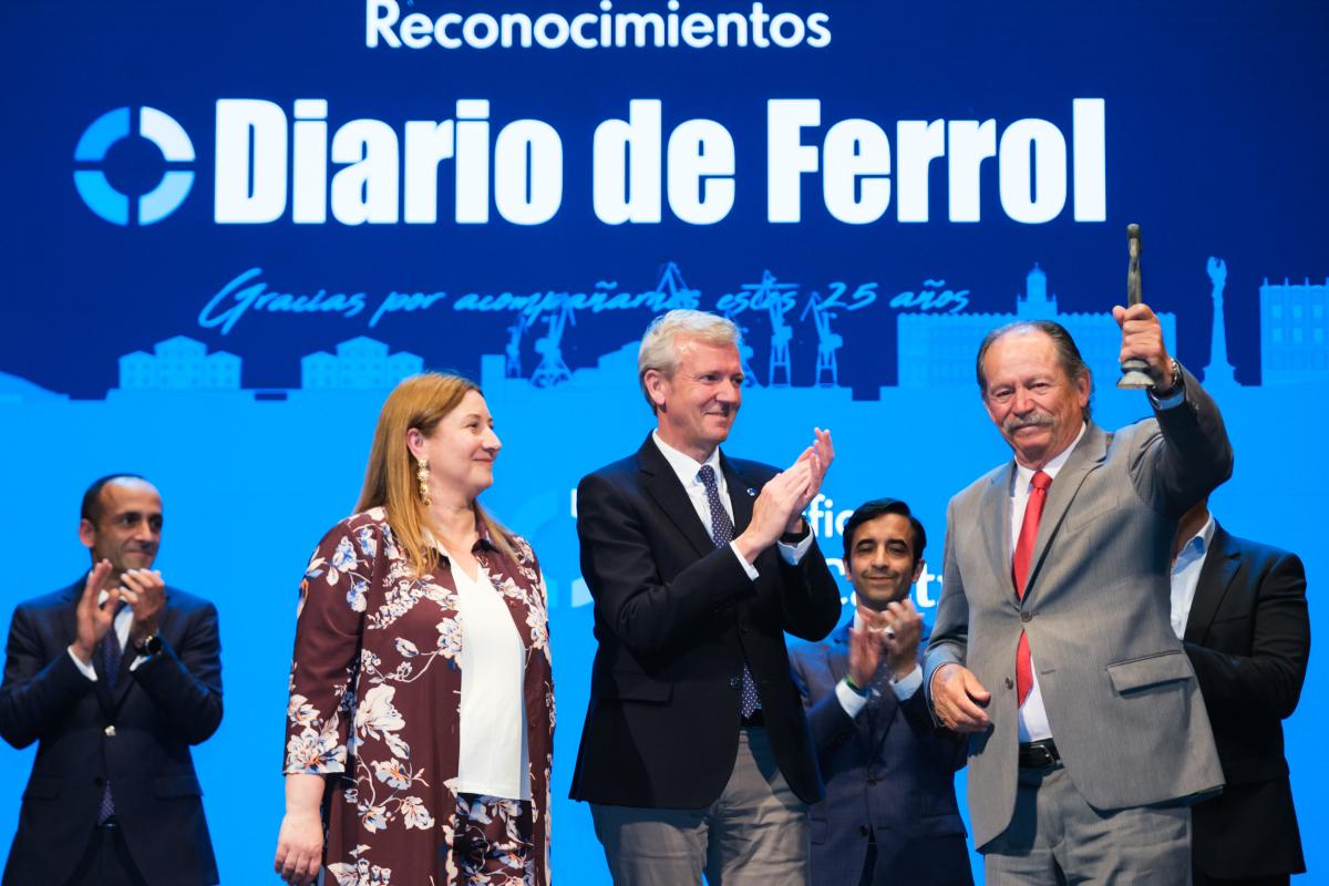 La directora de Diario de Ferrol, Cristina Rodríguez Calvo, y el presidente de la Xunta de Galicia, Alfonso Rueda, en la entrega del premio a Germán Castro, primer director del periódico (foto: Xunta de Galicia)