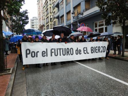 Pancarta con políticos y representantes sociales