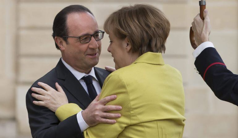 La canciller alemana, Angela Merkel (dcha), saluda al presidente galo, François Hollande (izda), en París (Francia) hoy, viernes 20 de febrero de 2015. Merkel visita a Hollande para tratar sobre todo la crisis en Ucrania y la negociación con Grecia.