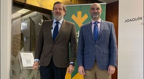 El responsable del área social de la Fundación Caja Rural Jaén, Javier Rueda y el gerente Luis Jesús García-Lomas.