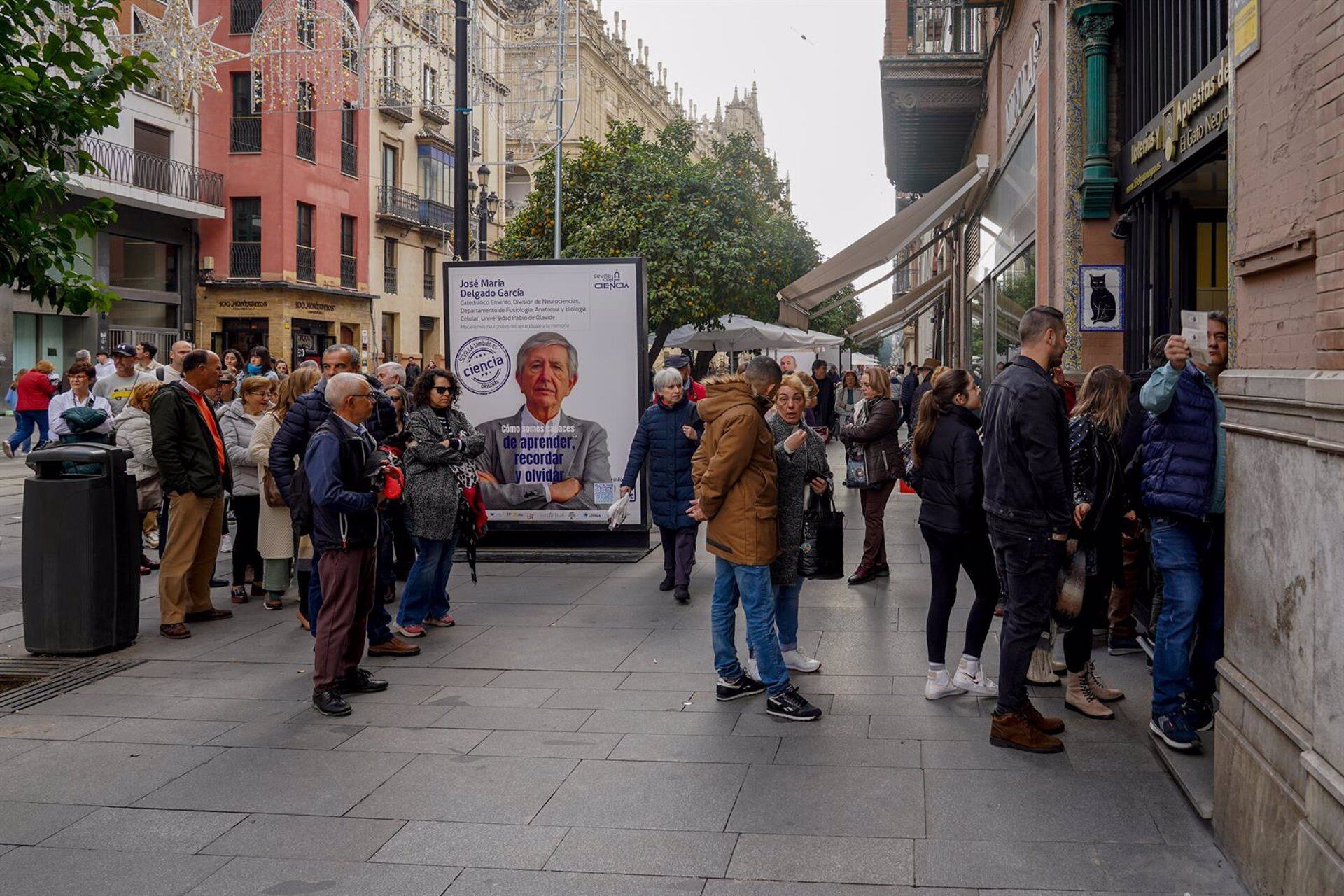Colas para comprar la Lotería de Navidad 2022.