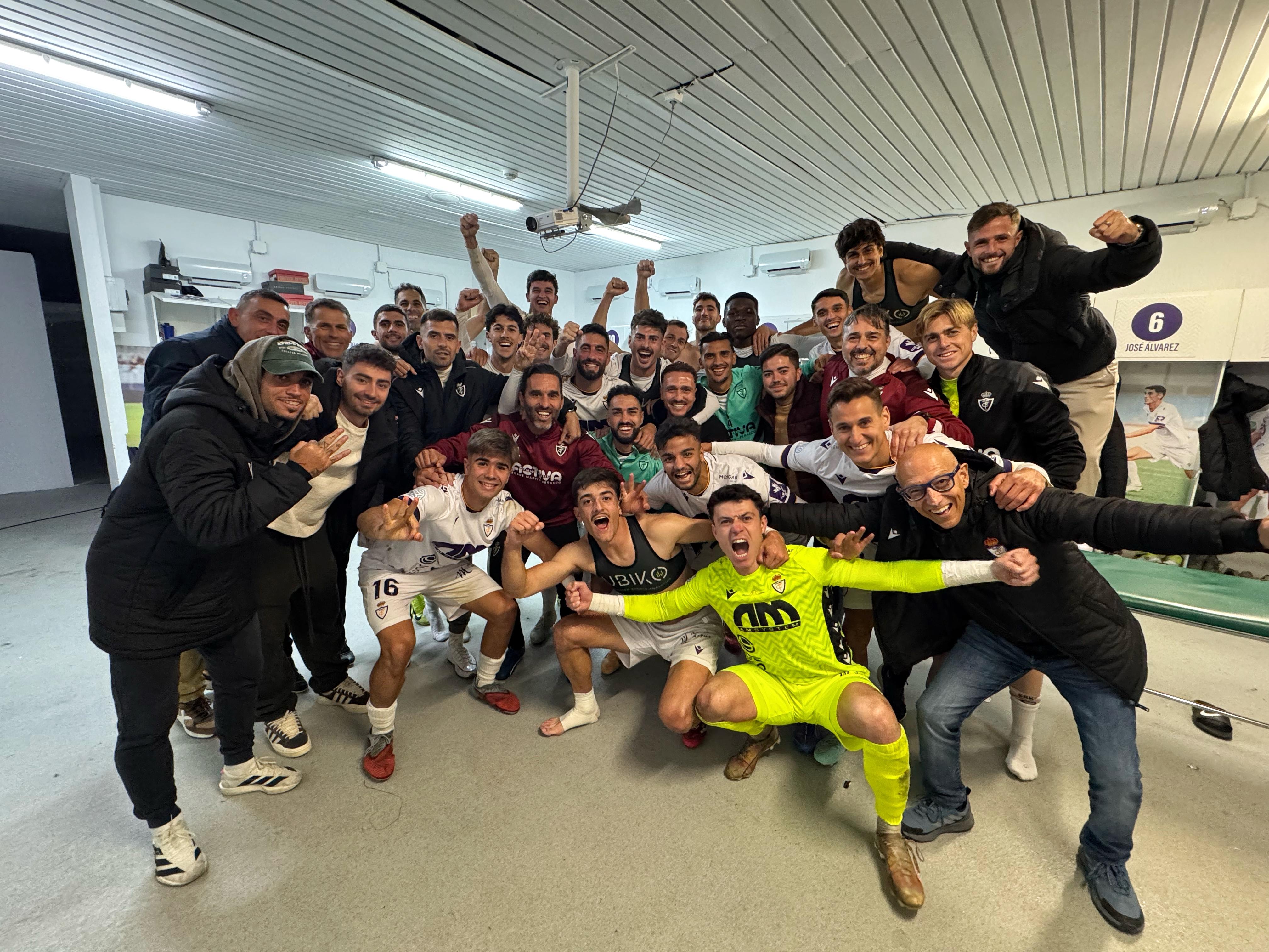Los jugadores del Real Jaén celebran la victoria ante el Recreativo de Huelva.