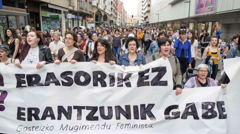 Cientos de manifestantes han protestado hoy en Vitoria por el asesinato ayer de dos mujeres, una madre y su hija, presuntamente por el exmarido de esta última. EFE David Aguilar