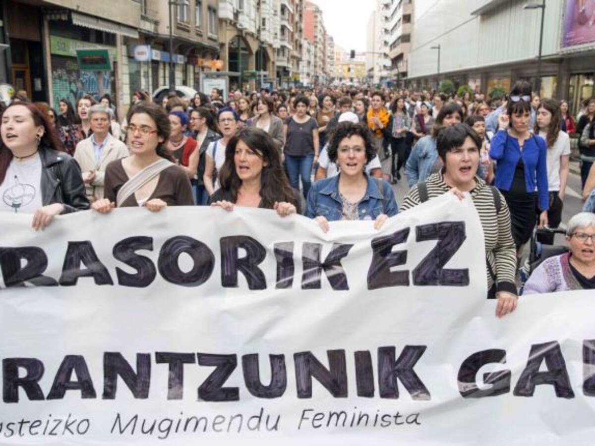 Miles de personas se unen en Vitoria al grito de "ni una más"