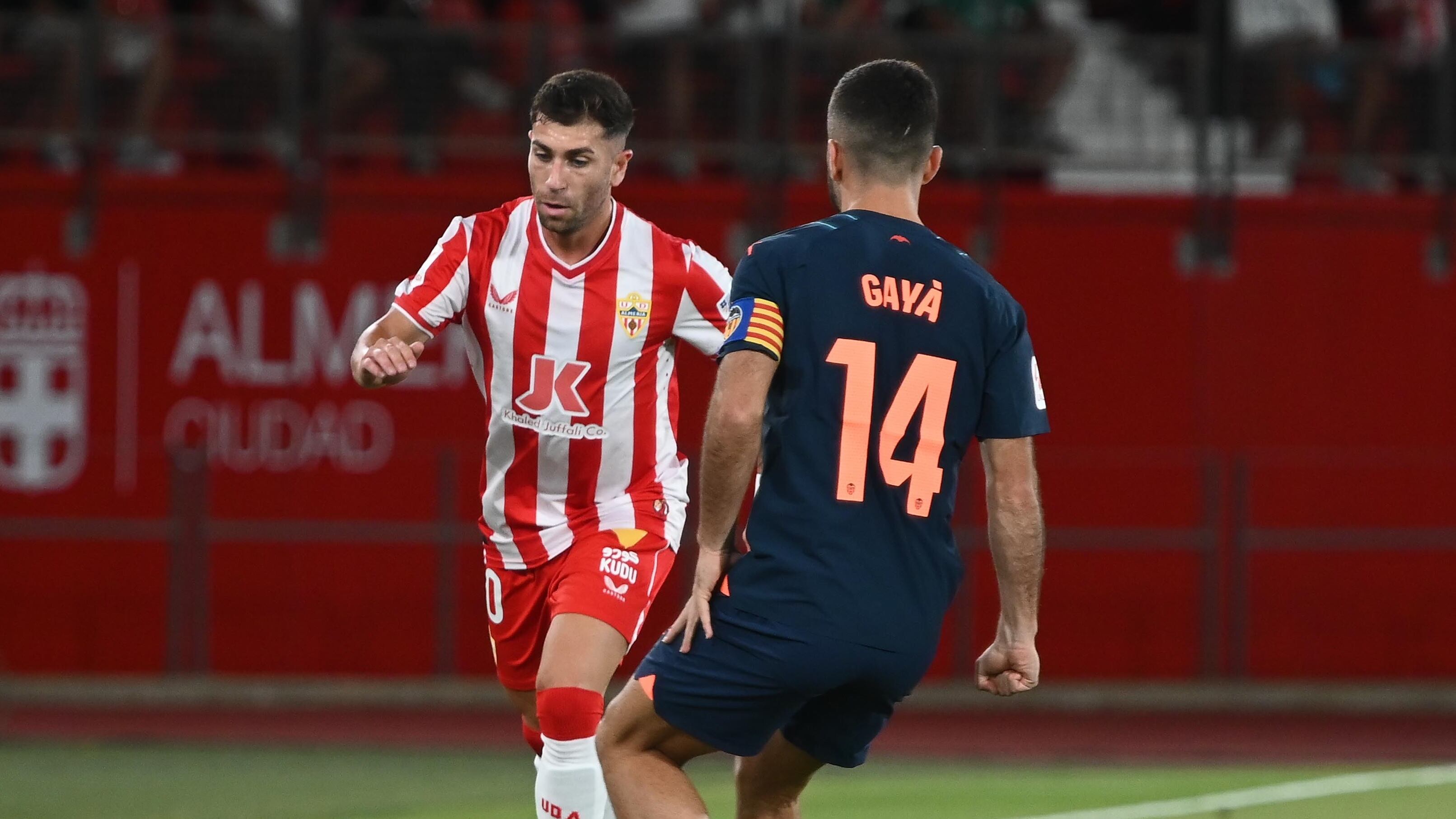 Adri Embarba y José Luis Gayá en el partido Almería-Valencia en el Mediterráneo.