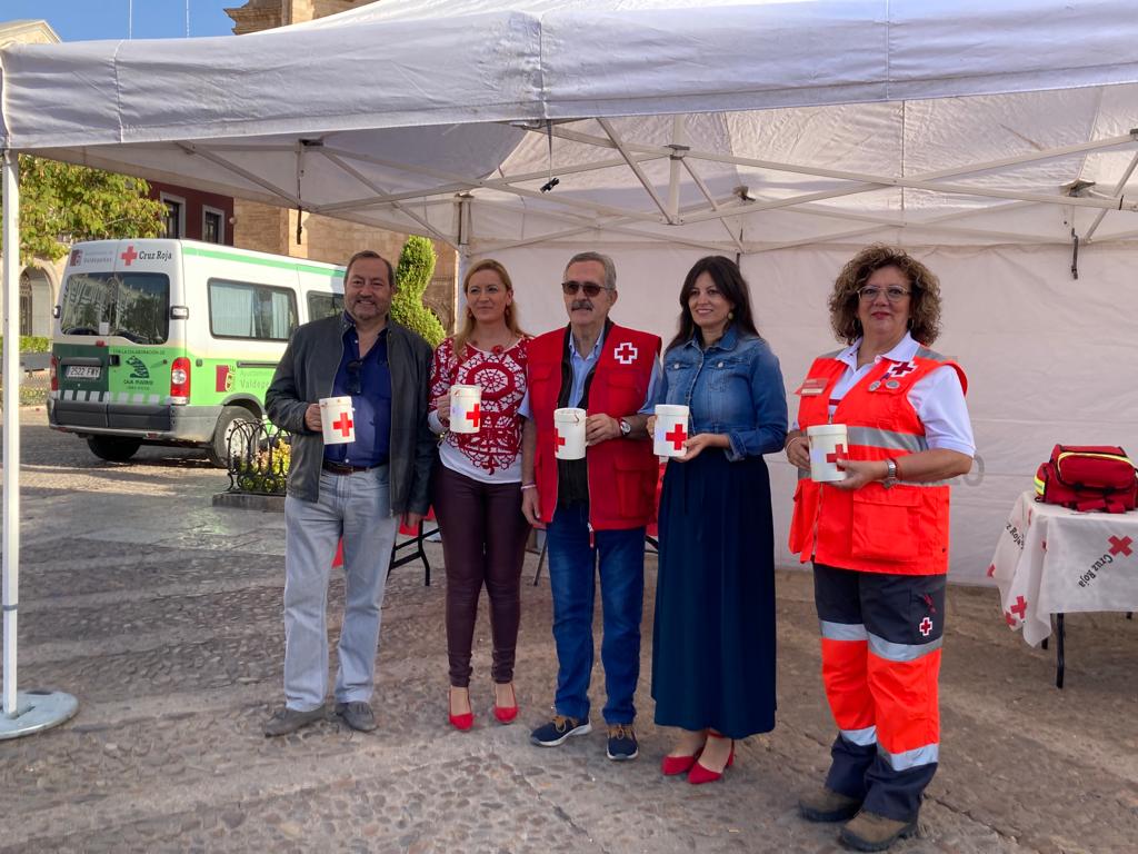 Imagen de familia del día de la banderita de Cruz Roja Valdepeñas, en la carpa instalada en la Plaza de España