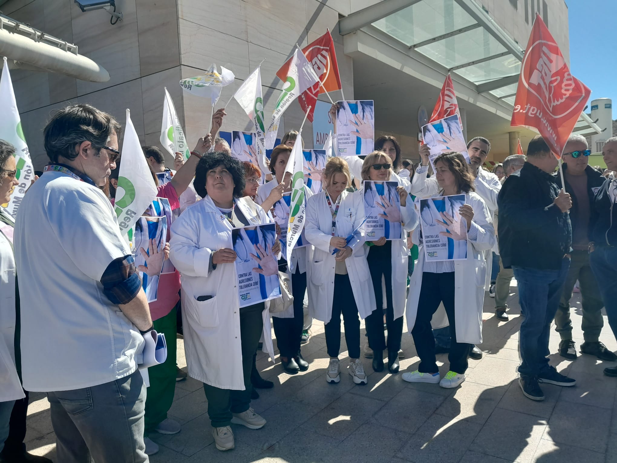 Protestas de personal sanitario a las puertas de Urgencias del Hospital Santa Lucía.