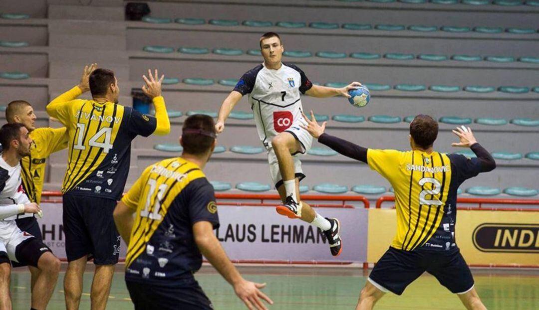 Jozinovic intenta un lanzamiento a portería