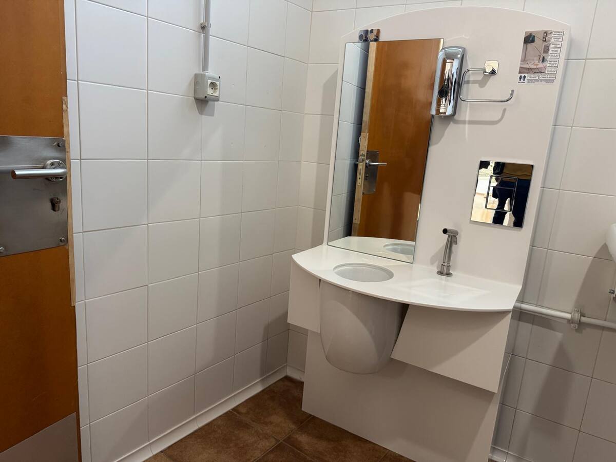 L’Ajuntament de Maó adapta un bany per a persones ostomitzades al Poliesportiu