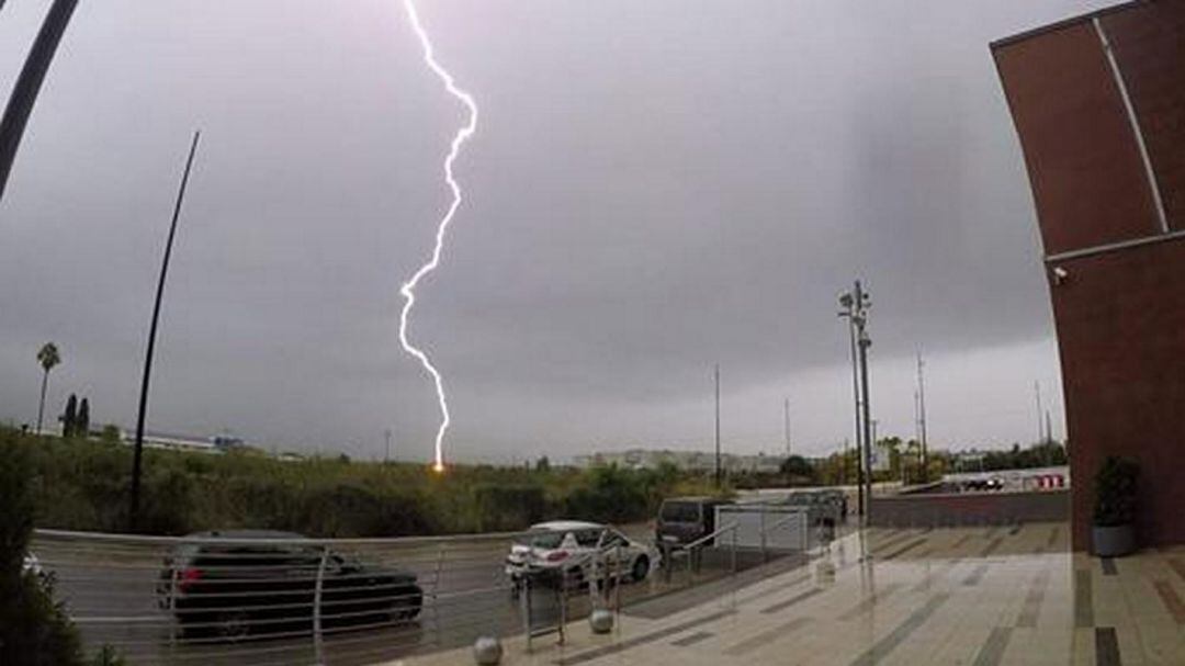 Un rayo impacta en la zona de La Vital, es una de las imágenes más impactantes del temporal de 2018 