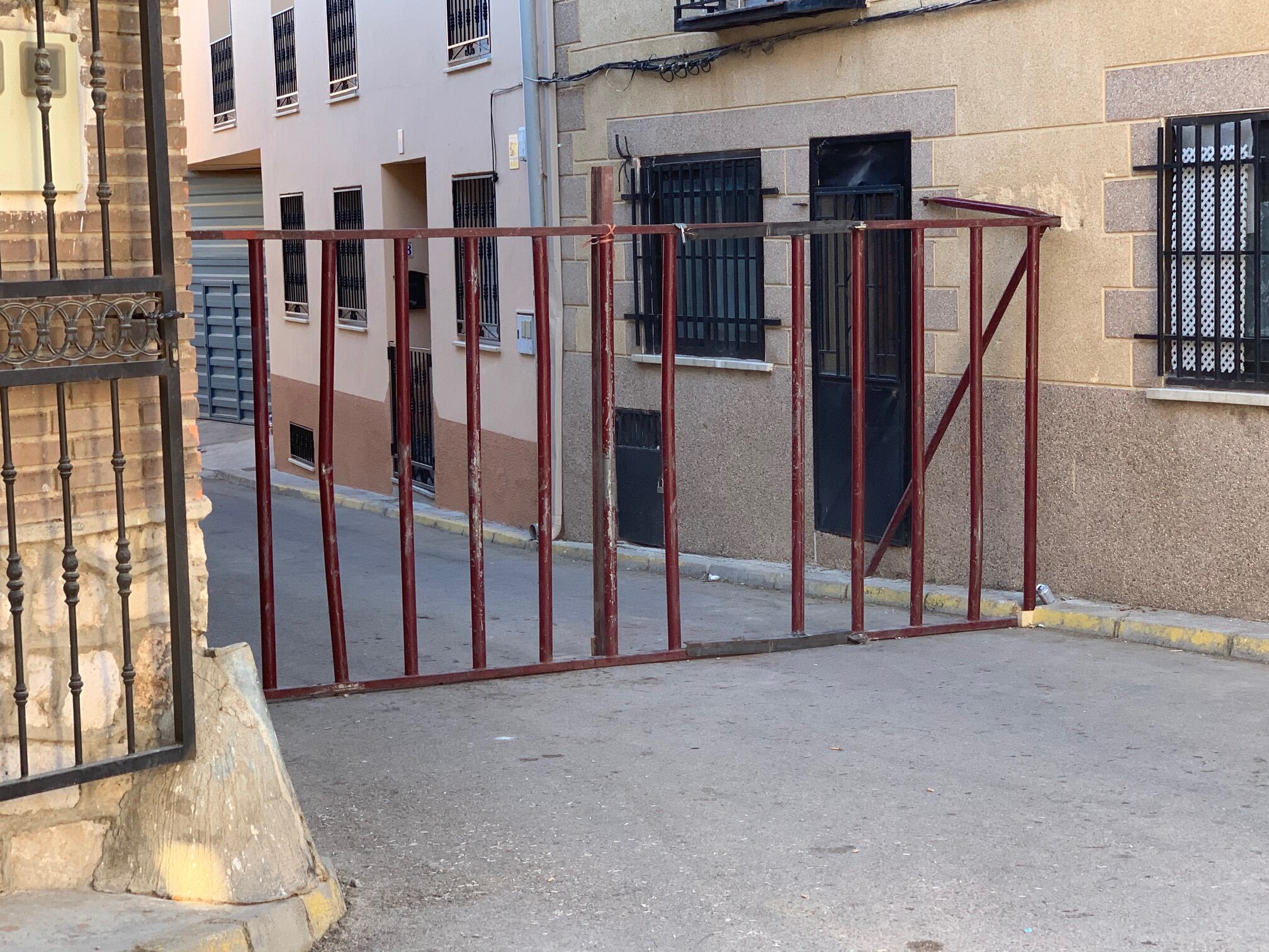 Lugar por donde escapó el toro tras romper los barrotes