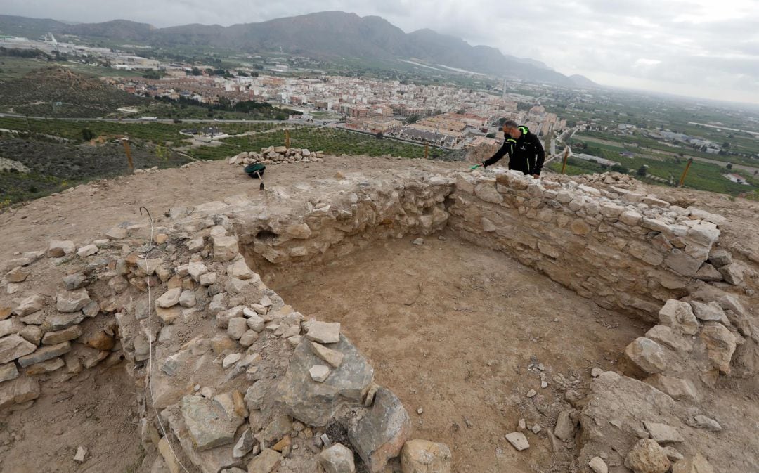 El presidente de la Asociación Patrimonio Santomera, el profesor de Geografía e Historia y arqueólogo, Miguel Pallarés, trabaja en la excavación