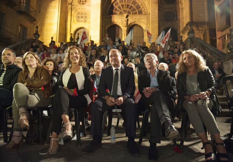 La presidenta de la gestora del PSdeG, Pilar Cancela, y el candidato a la Xunta, Xaquín Fernández Leiceaga, junto a responsables del partido en Ourense