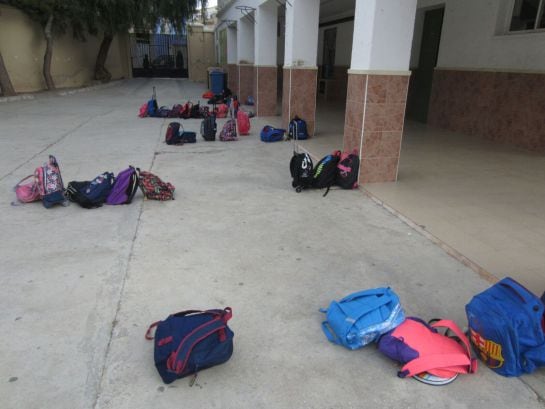 Sólo 34 de los 381 alumnos del centro han entrado hoy a clase