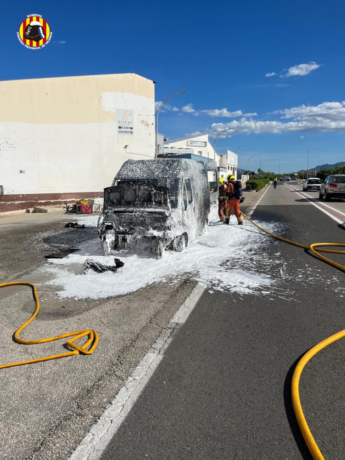 Bomberos extinguen el fuego de la furgoneta, en Piles