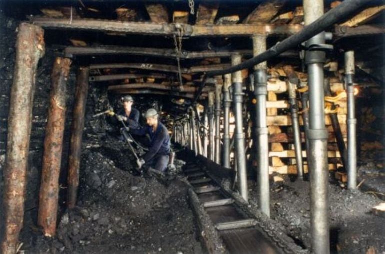 Operarios trabajando en el interior de una explotación de León