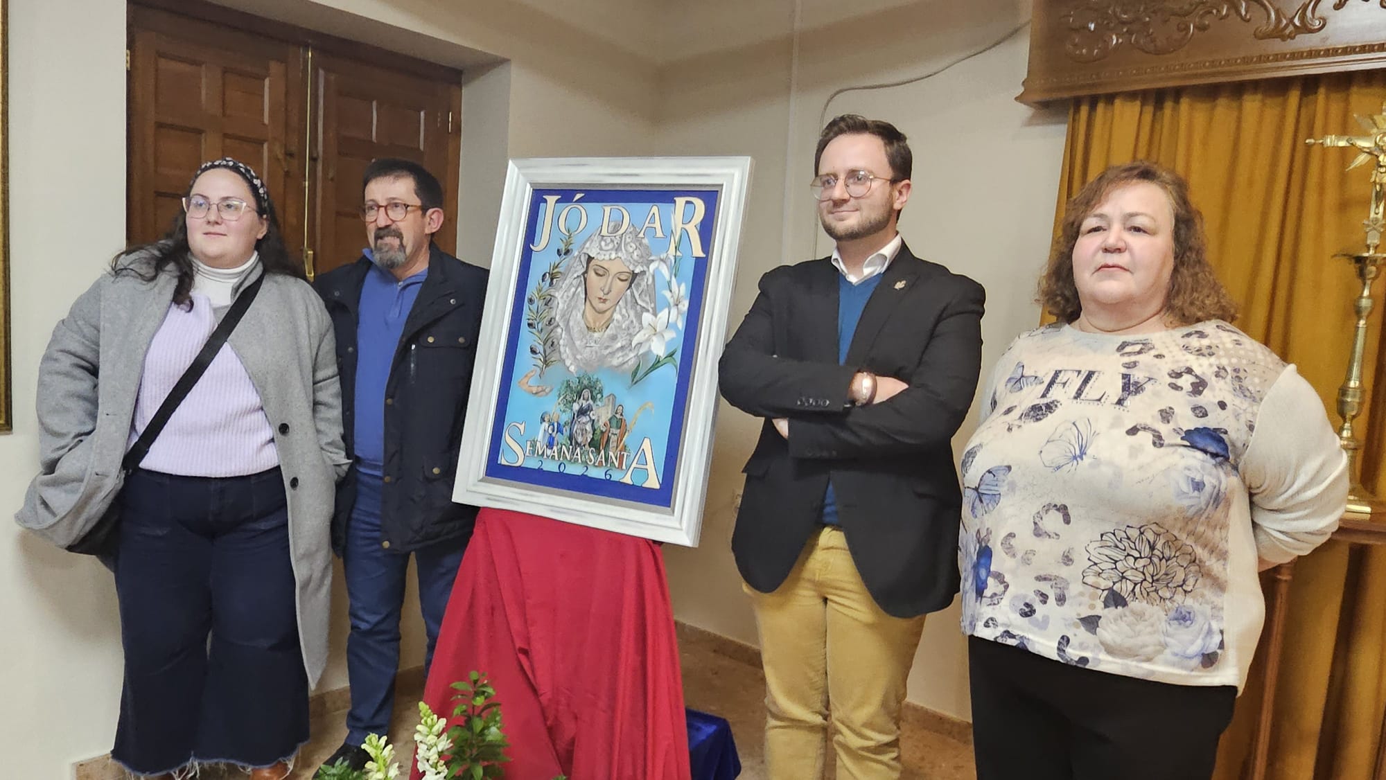 El autor posa con su familia ante la obra