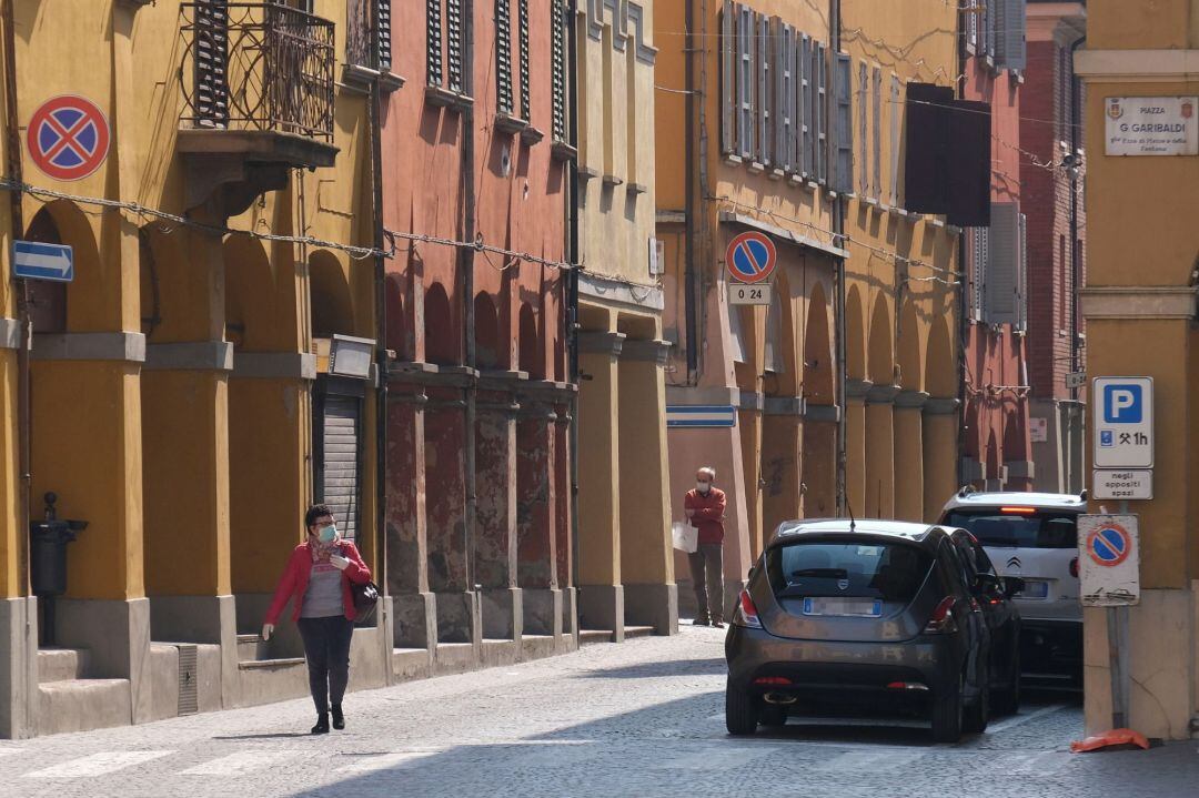 Una persona se desplaza por una de las calles de Bolonia