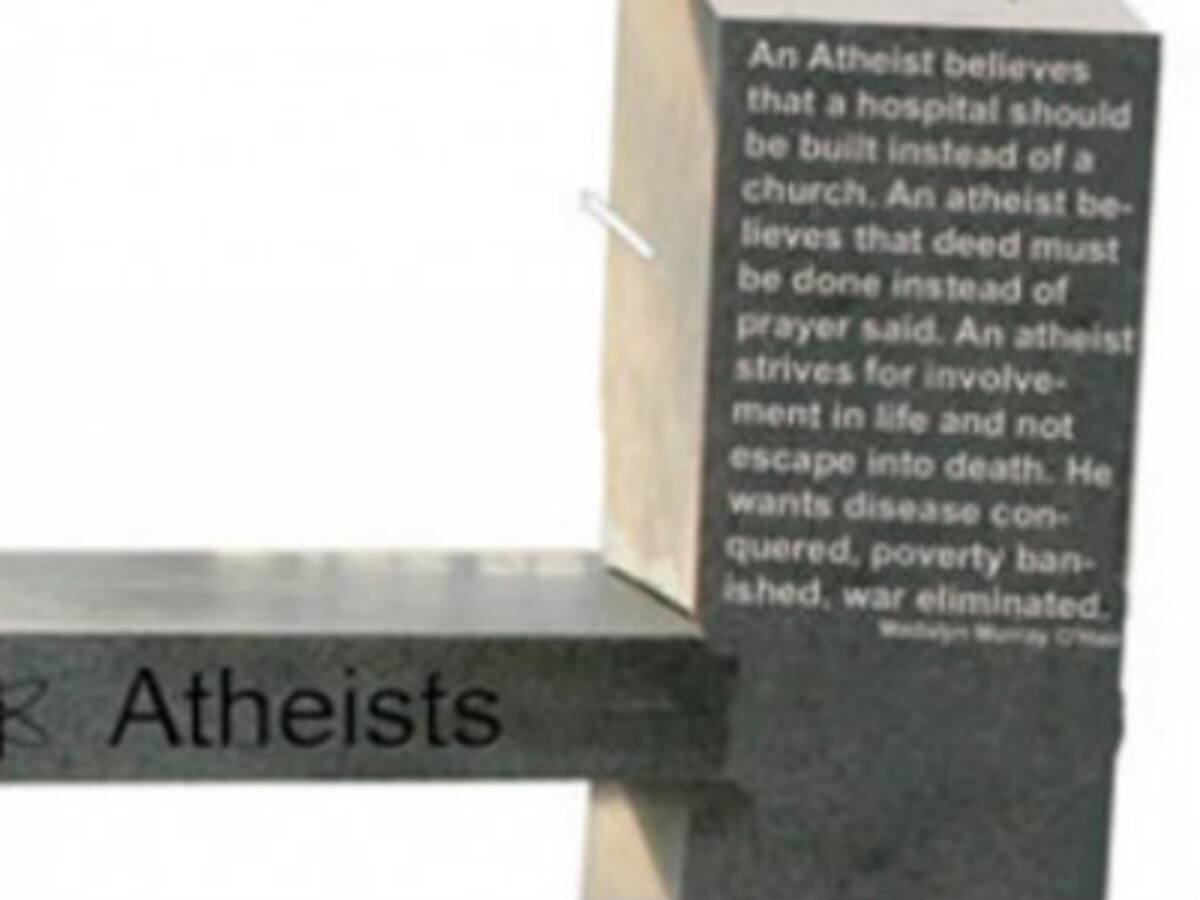 "Monumental guerra" entre ateos y cristianos