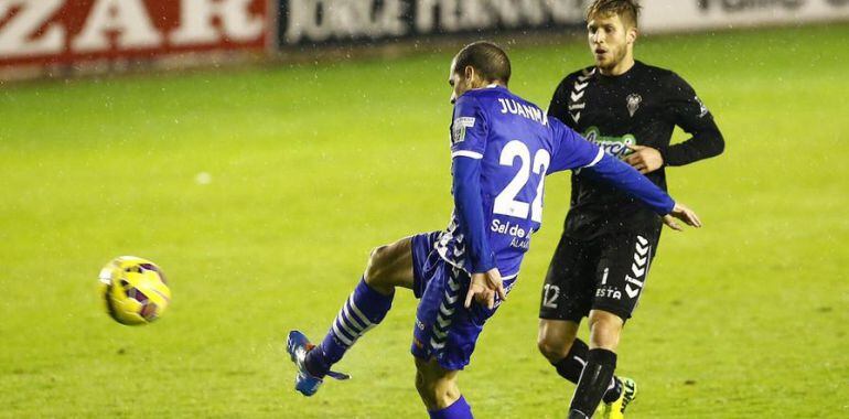 Juanma ante un jugador del Albacete en el partido de Mendizorroza