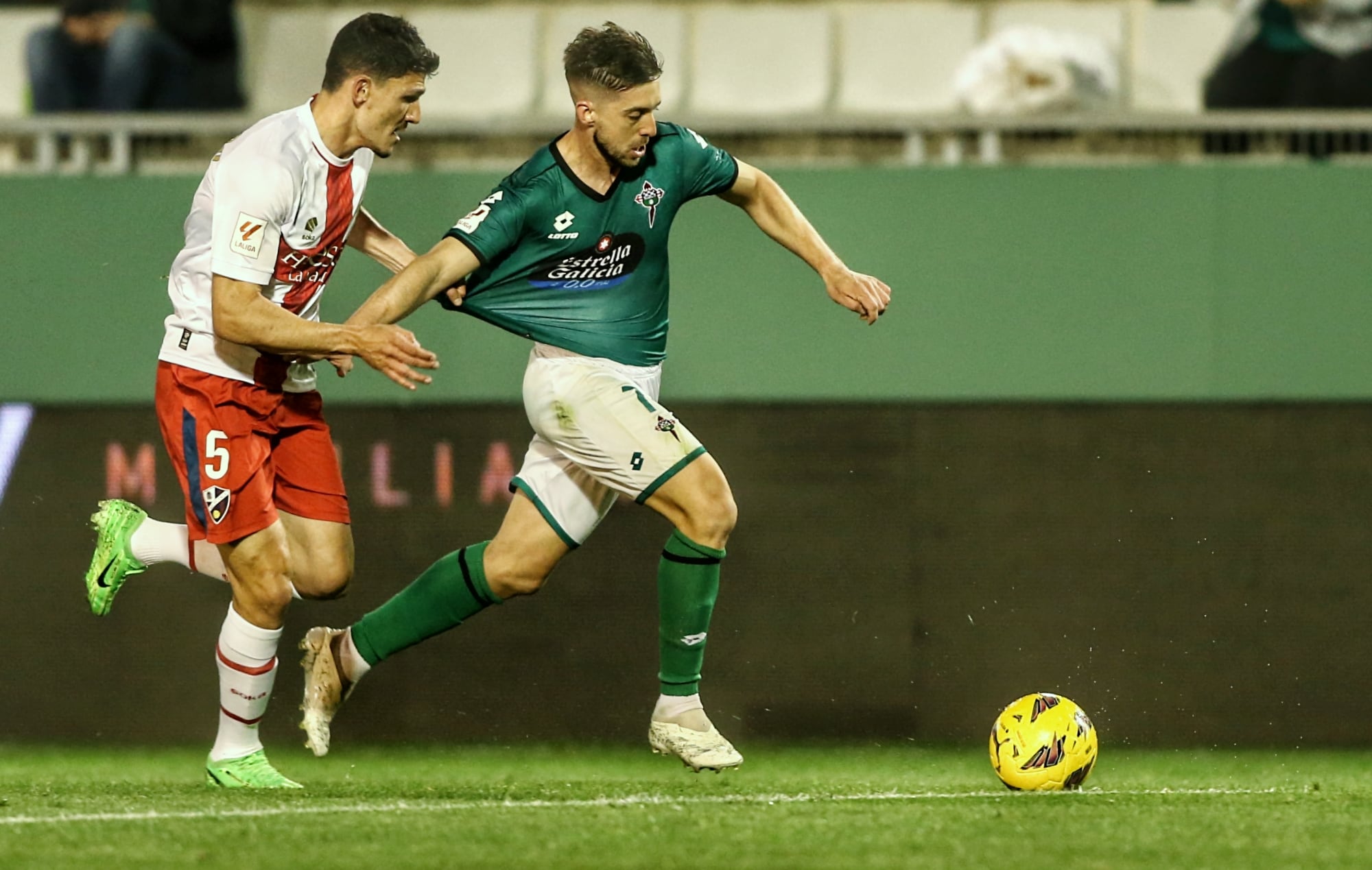 Heber Pena, en una jugada del Racing-Huesca en A Malata (foto: Mero Barral / Cadena SER)