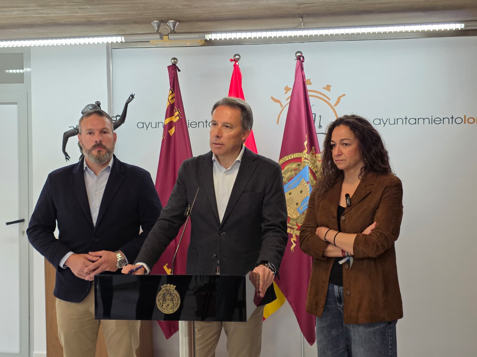 Fulgencio Gil, alcalde de Lorca junto a los portavoces del PSOE y Vox